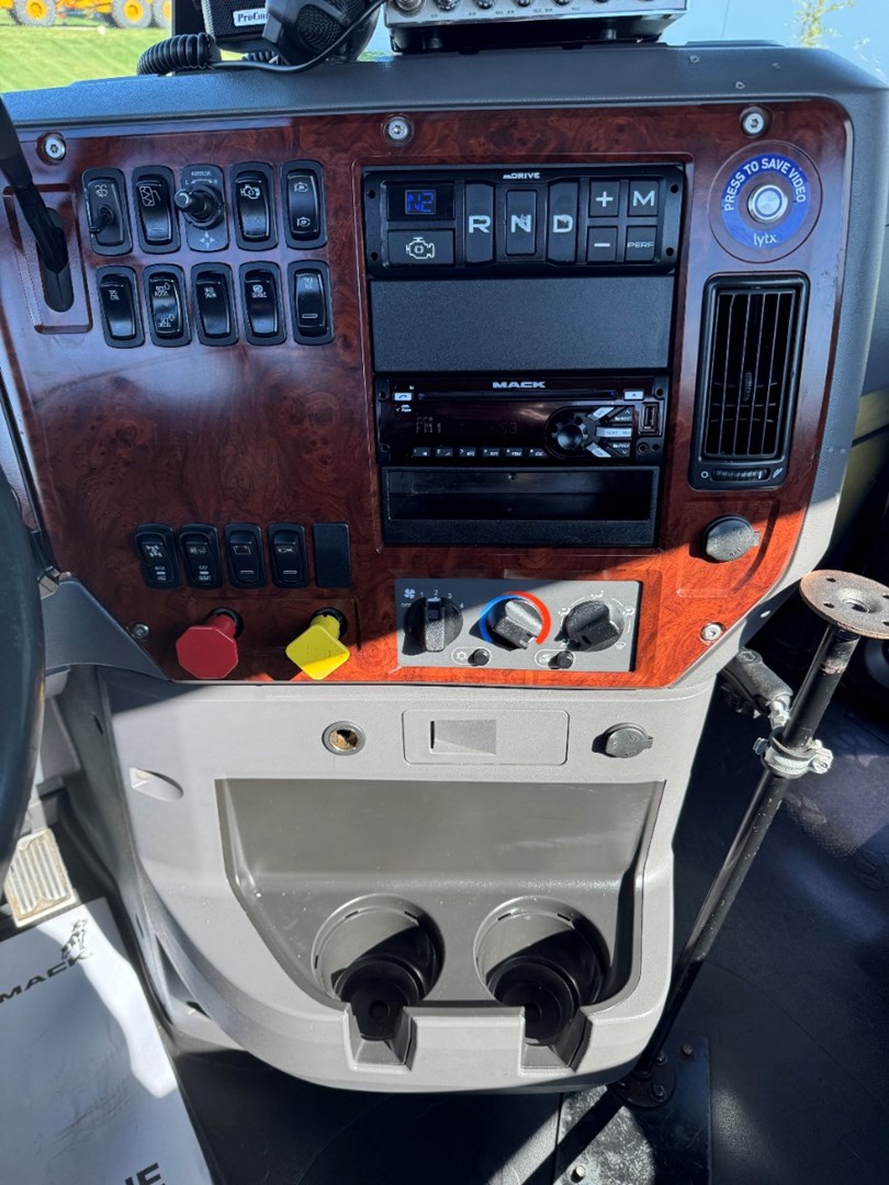 2017 MACK CXU613 - USED TRUCKS DAY CAB - image 16